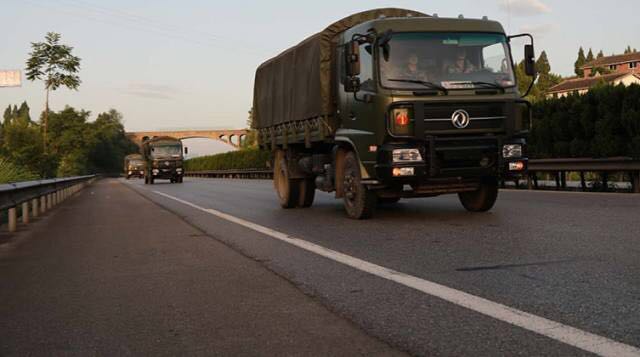 我不知道你是誰，卻知道你為了誰，向人民子弟兵致敬！